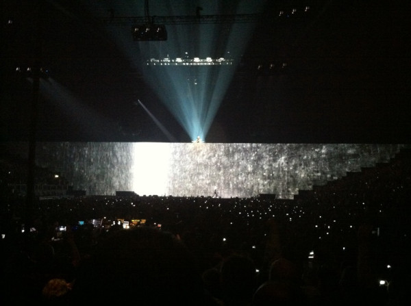 20110512_roger-waters-gilmour-wall-london-o2-pic2.jpg