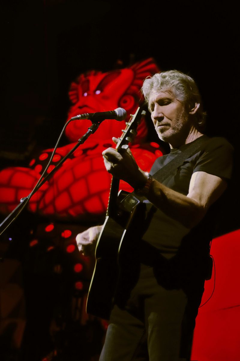 Roger Waters playing in September 2010 on Wall Tour Live