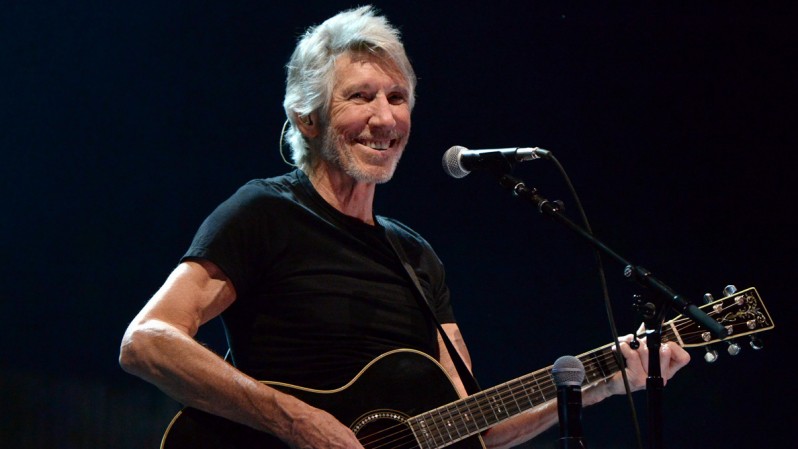 Roger Waters Tour 2017 - Roger Smiling Playing Guitar