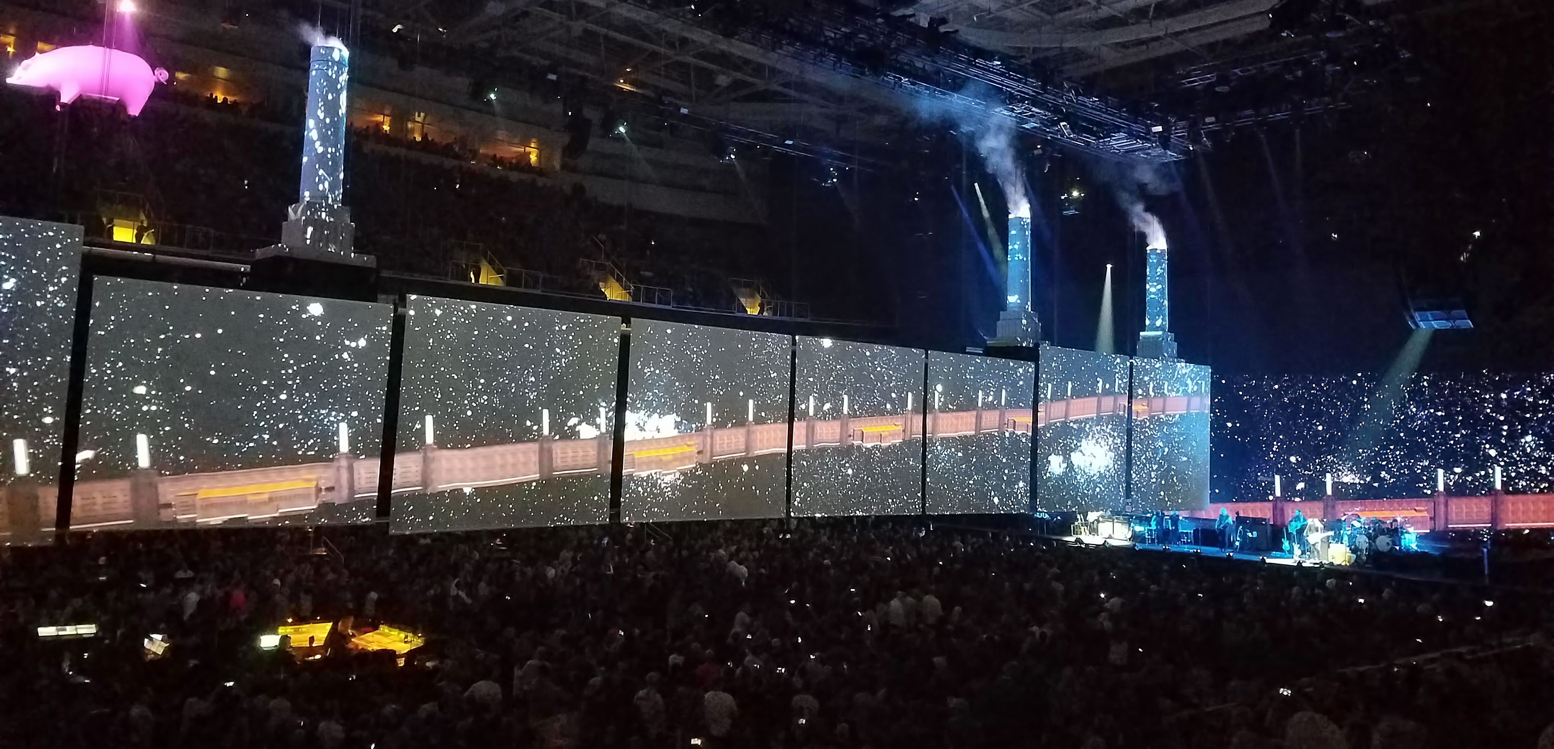 Roger Waters Tour 2017 - View of the Stage and Audience - US and Them Tour