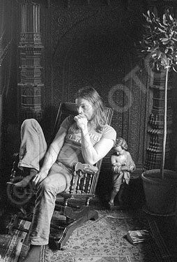 1973- 03 David Gilmour at home in London – 11