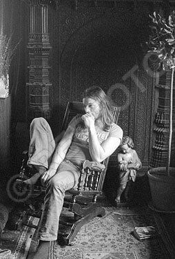 1973- 03 David Gilmour at home in London – 12