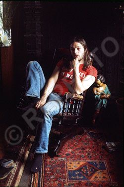 1973- 03 David Gilmour at home in London – 14