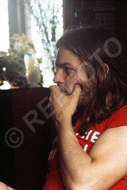 1973- 03 David Gilmour at home in London – 16