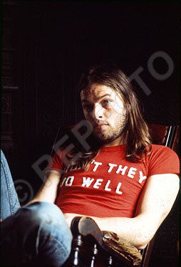 1973- 03 David Gilmour at home in London – 17