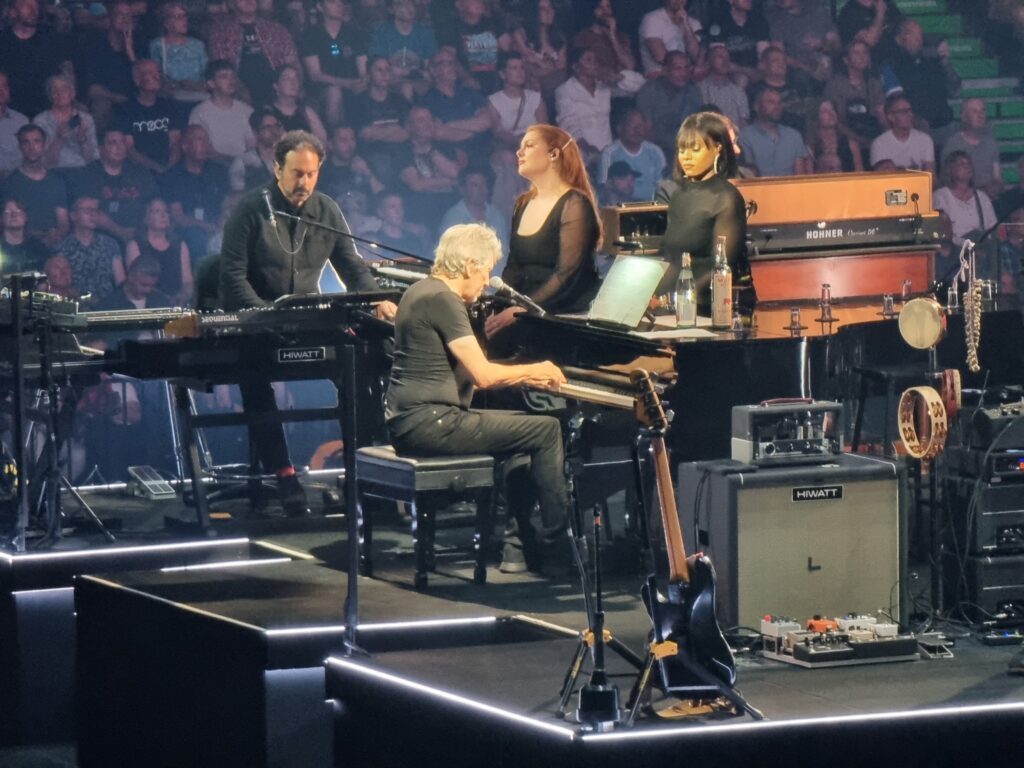 Jon Carin, Roger Waters, Amanda Belair, Shanay Johnson