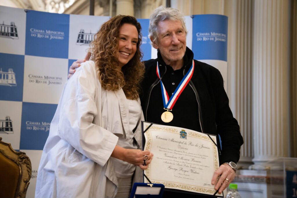 Roger Waters Pedro Ernesto Medal Brazil pic 1