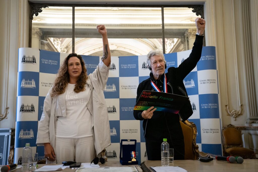 Roger Waters Pedro Ernesto Medal Brazil pic 2
