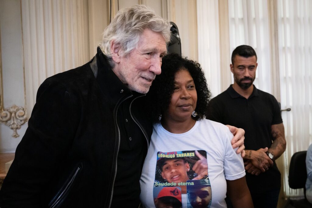 Roger Waters Pedro Ernesto Medal Brazil pic 3