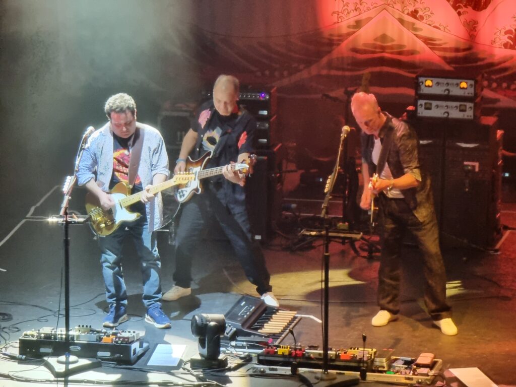 17 Lee Harris, Guy Pratt and Gary Kemp grooving