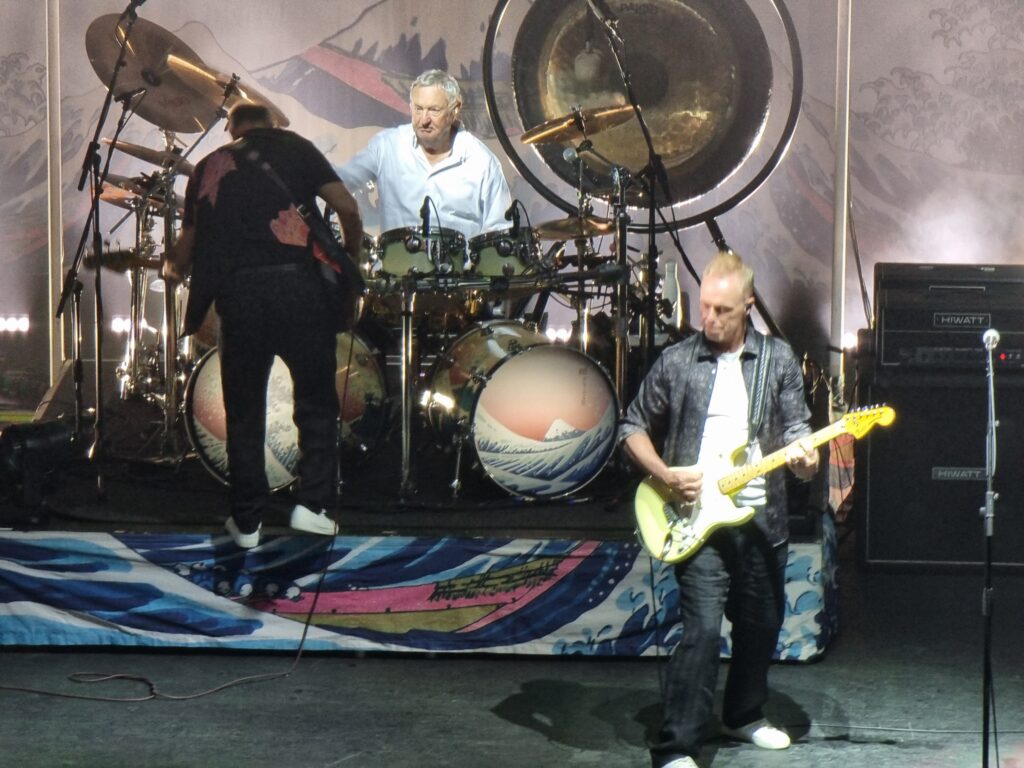 19 Guy Pratt on Nick Masons drum riser