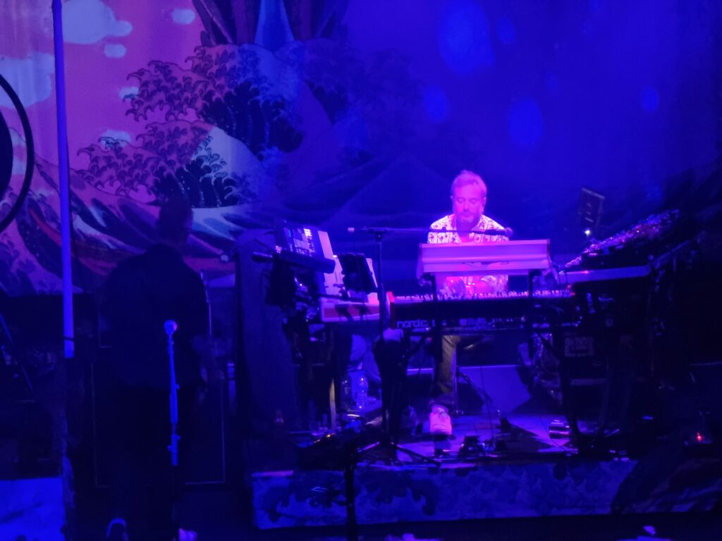 21 Dom Beken on Keyboards