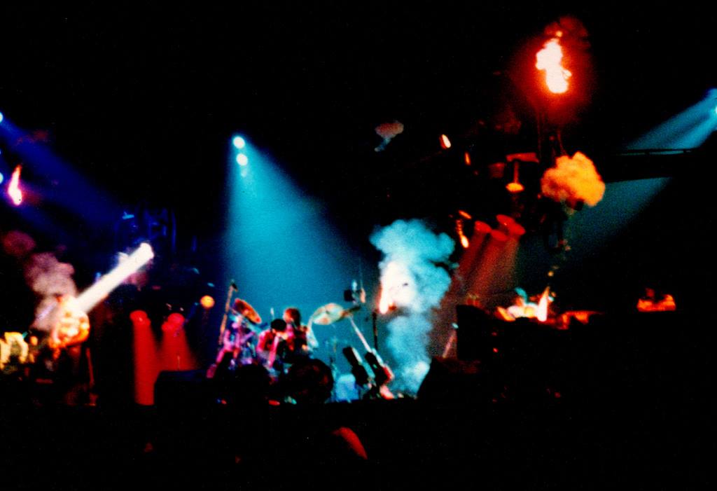 1977-06 Pink Floyd performing at the Philadelphia Spectrum, Philadelphia, Pennsylvania, USA North American Animals In The Flesh Tour 77