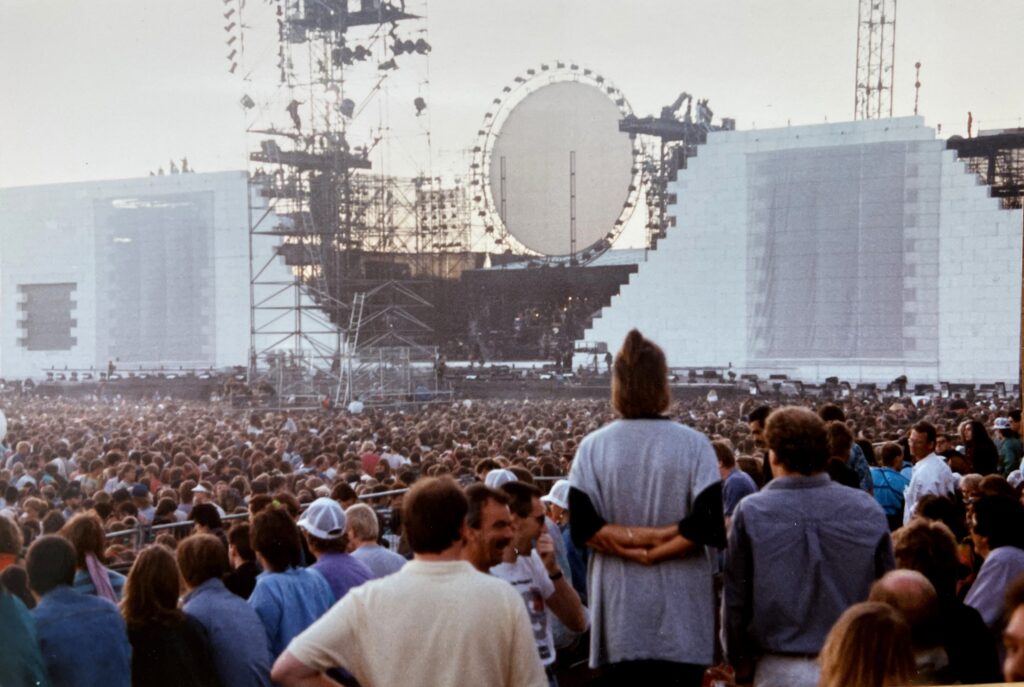 1990 The Wall Live in Berlin Backstage candid photos (3)