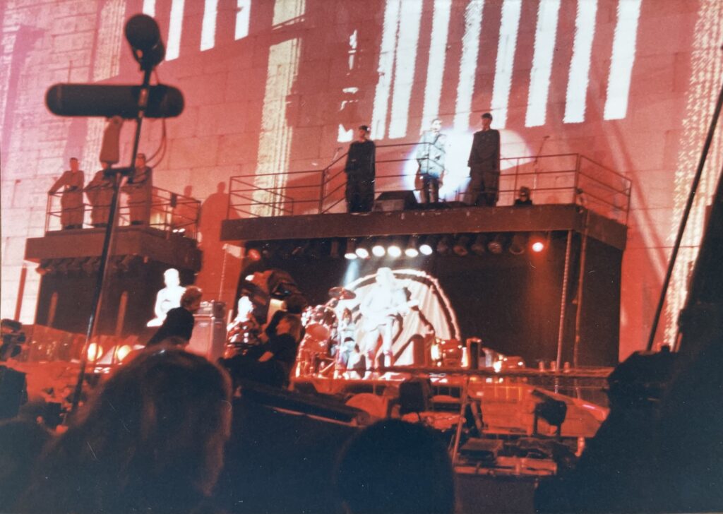 1990 The Wall Live in Berlin Backstage candid photos (6)